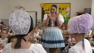 Nezvyčajné vyučovanie. Do školy prišli deti v tradičných krojoch