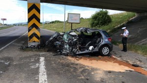 Smrteľná nehoda. Vodič v plnej rýchlosti nabúral do betónového piliera