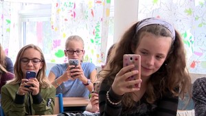 Mobil má väčšina žiakov na základnej škole. Podľa psychológa je to v poriadku