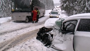 Na Orave už 9 dedín vyhlásilo mimoriadny stav. Na zasneženej ceste sa zrazil aj autobus s autom