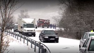 Neďaleko Sniny zostali vodiči na ceste doslova zaseknutí. O auto takmer prišli aj policajti