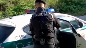 Policajti zastavili jedenásťkrát trestaného muža. Výzvu na dychovú skúšku odmietol