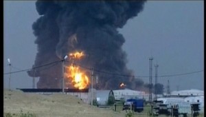 Blesk udrel do zásobníku ropy, jeden hasič mŕtvy