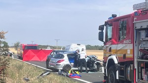 Vážna nehoda na juhu Slovenska: Zrazili sa tri autá, cestu uzavreli