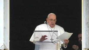 Pápež nežiada Ukrajinu, aby sa vzdala. Vatikán vysvetľuje výrok o bielej vlajke