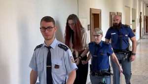 Žena bodla spolubývajúceho do krku. Tvrdí, že chcela zabrániť jeho samovražde