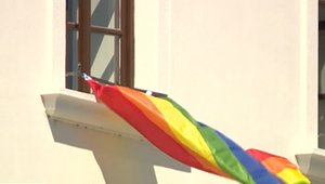 Dúhové vlajky opäť rozdeľujú koalíciu. V kanceláriách si ich vyvesili viacerí poslanci