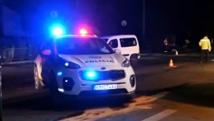 Silný náraz a dvaja zranení. Vodič mal unikať pred policajtmi a nedal prednosť v jazde