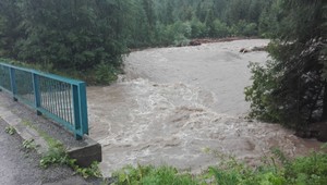 Hasiči pre rozvodnený potok evakuovali 274 osôb. Dediny sú bez elektriny či bez pitnej vody