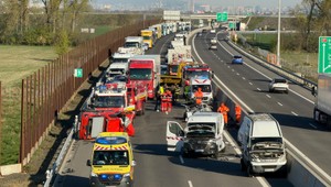 Tragická nehoda pri Šamoríne: Auto po zrážke s údržbármi skončilo na streche