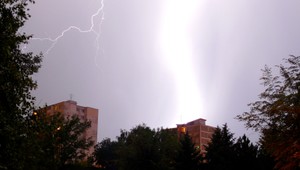 Obdobia sucha striedajú prívalové dažde, ktoré lámu v Bratislave rekordy. Pozrite sa, čo je príčinou