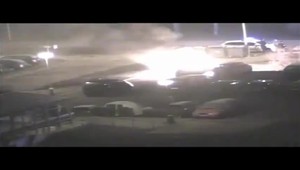 VIDEO: Muž na parkovisku túroval svoje auto tak, až vybuchlo a zhorelo
