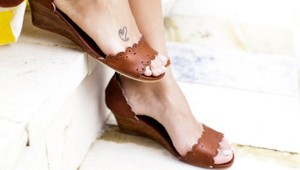 Odborníci upozorňujú na letnú obuv. Pozrite sa, ktoré topánky vám môžu spôsobiť zdravotné problémy