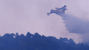 Veľký požiar neďaleko Atén. Hasičom pomáha 15 lietadiel a vrtuľníkov