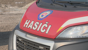 Hasiči išli hasiť požiar neďaleko osady, prekvapil ich útok. Vzduchom lietali kamene a palice