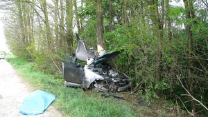 V plnej rýchlosti vpálil do stromu, na mieste zomrel