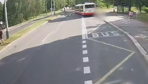 VIDEO: Seniorku zachytil autobus a vláčil ju po ceste. Polícia pátra po dôležitom svedkovi