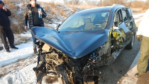 Čelná zrážka neďaleko Podkriváňa. Vodič prešiel do protismeru a zrazil sa s dvomi autami