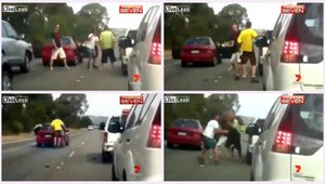 VIDEO. Brutálna bitka uprostred diaľnice. Mladíci to nevydržali...