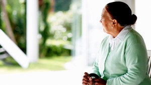 Mladíci surovo prepadli dôchodkyňu, zbili ju a okradli