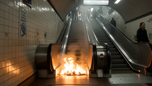 Cestujúci boli šokovaní: V stanici pražského metra horel eskalátor