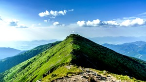 Horúčavy a vyčerpanie. V Tatrách pri výstupe skolaboval turista (†54)