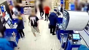 Muž vyčíňal v obchodnom centre pod vplyvom alkoholu