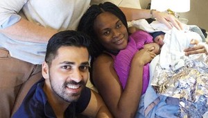 V lietadle jej začali kontrakcie. Porodila vo vzduchu