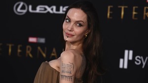 Všetko prezradil v pesničke? Hviezdny spevák vo veršoch potvrdil, že chodí s Angelinou Jolie!