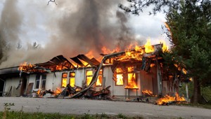 Horela strelnica v Sielnici. V budove sú zbrane a strelivo