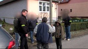 Posádku auta nielen zbili, ale im ho aj ukradli