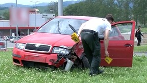 Muž zrejme zaspal za volantom, vpálil do kruhového objazdu