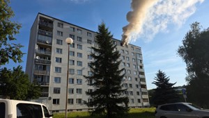 Požiar na ôsmom poschodí: Ženu našli hasiči v horiacej izbe, byt zhorel do tla