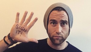 Úžasné telo, Neville! Herec z Harryho Pottera ukázal vyšportovanú hruď