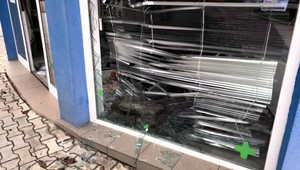 Najprv krik a nadávky a potom letela aj betónová tvárnica.  To, čo nasledovalo, ešte v lekárni nevideli