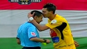 VIDEO. Rozhodca vytiaol žltú a - od hriešnika dostal pusu na čelo!