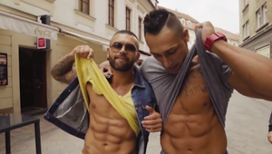 Prachař si střihne vystoupení se svalnatými striptérem: Bude se svlékat i on?