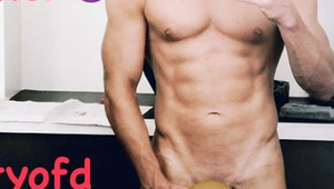 Sexi herec úplne NAHÝ! Fanúšičky dostal do mdlôb vypracovaným bruchom, aj vtipným priznaním!