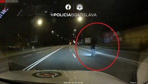VIDEO: Chlapec (16) unikal policajtom v Bratislave na kolobežke rýchlosťou 100 km/h!