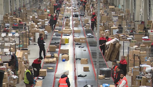 Doručovacie depá pred Vianocami praskajú vo švíkoch: Ako vyzerá deň kuriéra?