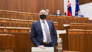 Lipšicovu výročnú správu zobrali poslanci na vedomie až na štvrtý pokus