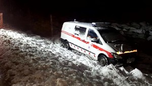 Sanitka skončila v priekope.  Jej vodič bol opitý