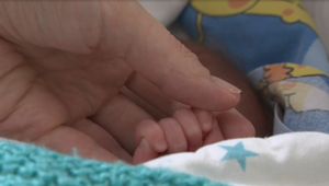 Najcennejšej stravy pre najzraniteľnejších detských pacientov ubúda. Banky materského mlieka hľadajú darkyne