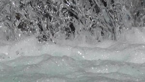 Tatranské vodopády veľa vody v horúčavách nemajú, aj tak sú obľúbenou atrakciou