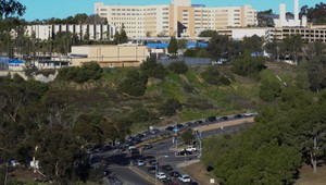 Pre hlásenú streľbu polícia v Kalifornii uzavrela nemocnicu aj školy