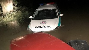 FOTO: Vodič unikal policajtom, obe autá napokon skončili vo Váhu