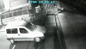 ZÁZNAM: Šialený vodič ignoroval závory a vletel pod vlak!