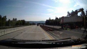 Auto na diaľnici trafila lopata