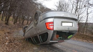 Po prudkom náraze sa auto prevrátilo na strechu. Vodič nafúkal viac ako 2 promile