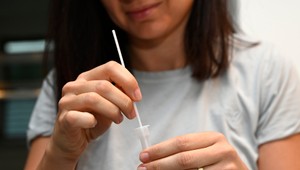 Svetom sa šíri nový variant covidu Stratus. Vakcíny stále fungujú, znepokojujúce sú jeho mutácie